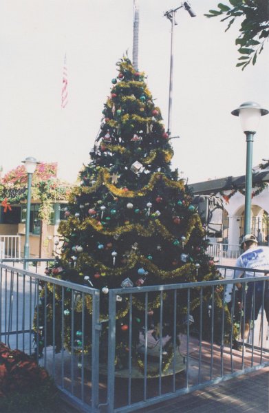 023-Xmas tree at Universal Studios.jpg